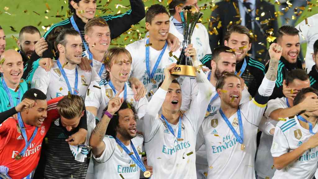 Los jugadores del Real Madrid con la copa de campeón del Mundial de clubes.