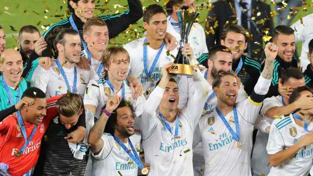 Los jugadores del Real Madrid con la copa de campeón del Mundial de clubes.