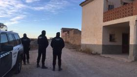 La Guardia Civil patrulla por la comarca sumida por el terror.