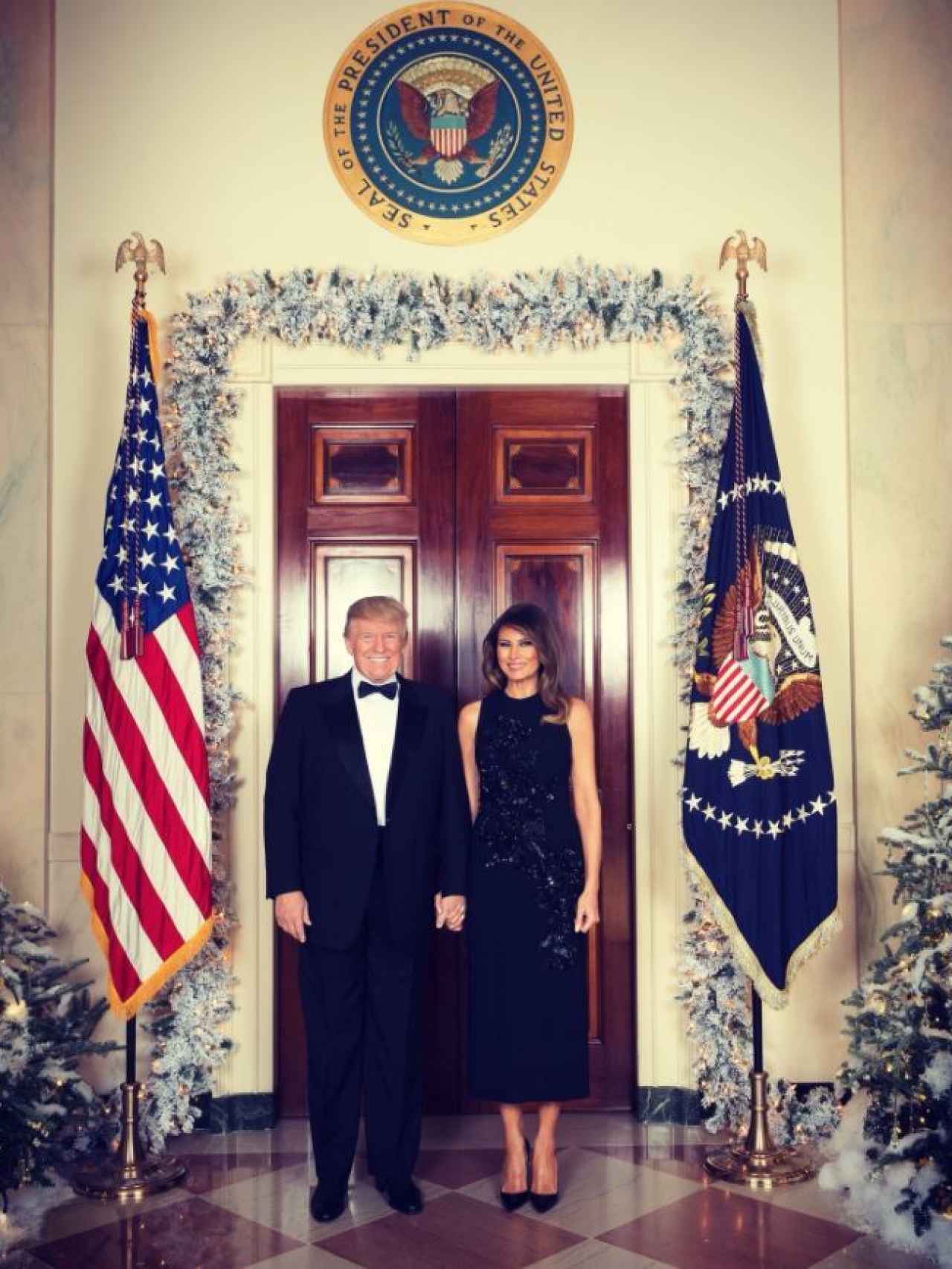 Donald Trump y Melania felicitan la Navidad.