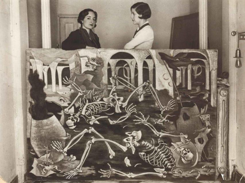 Maruja Mallo con Josefina Carabias, apoyadas sobre su óleo ‘Antro de fósiles’. Guillermo de Osma.