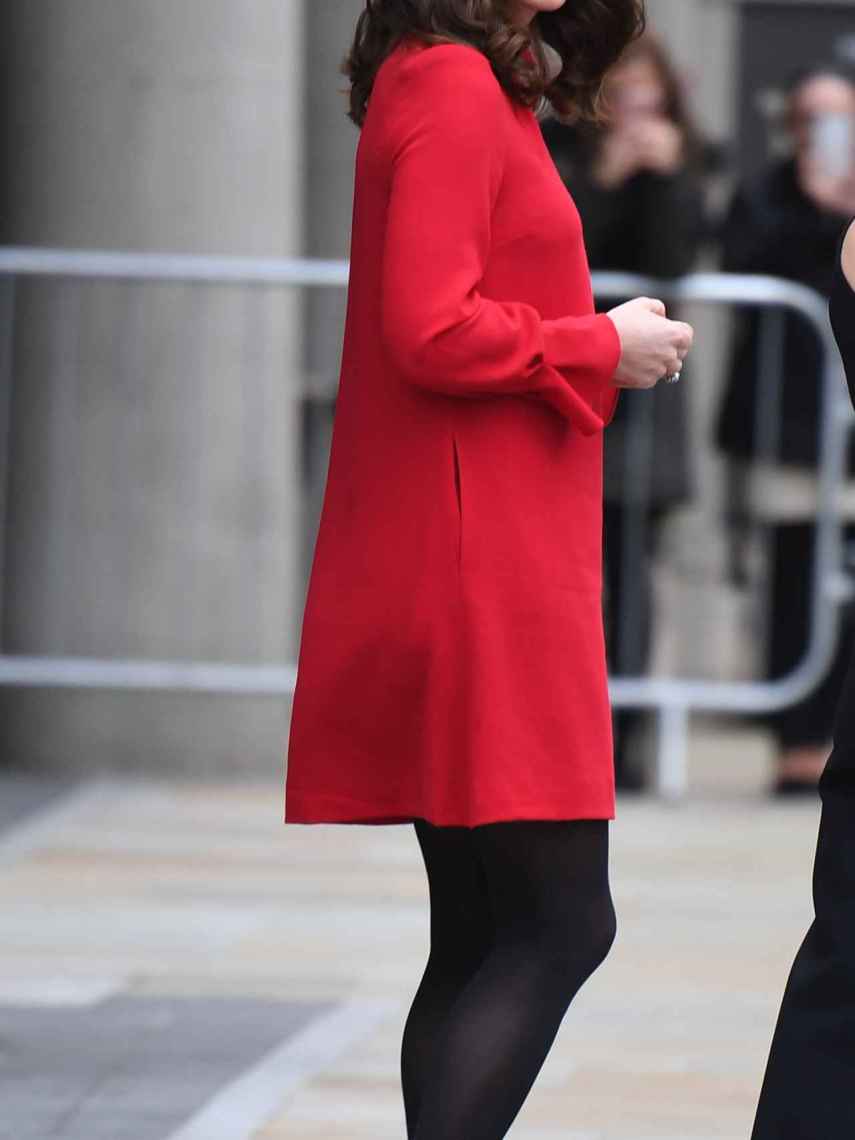 Kate Middleton utiliza ropa ancha para disimular la tripa.