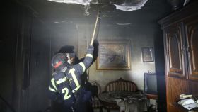 Un bombero trabaja en el domicilio calcinado de Teodoro.