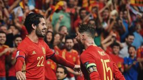 España celebra un gol.