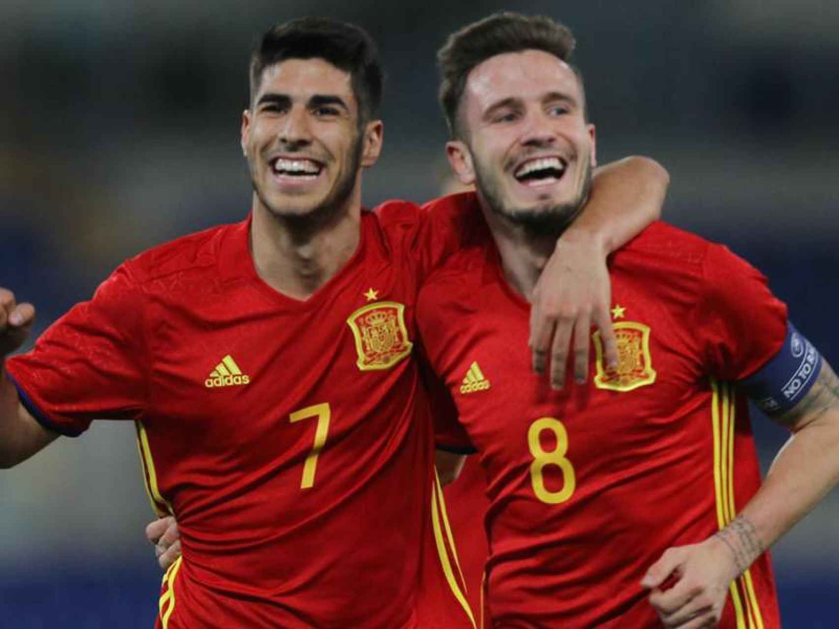 Asensio y Saúl celebran un gol con la Roja.