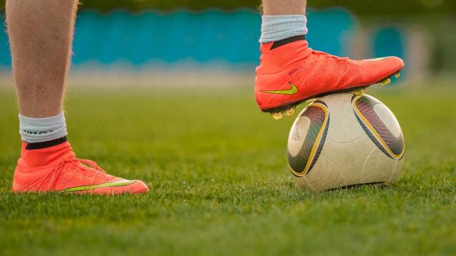 Un futbolista controla el balón en un entrenamiento.