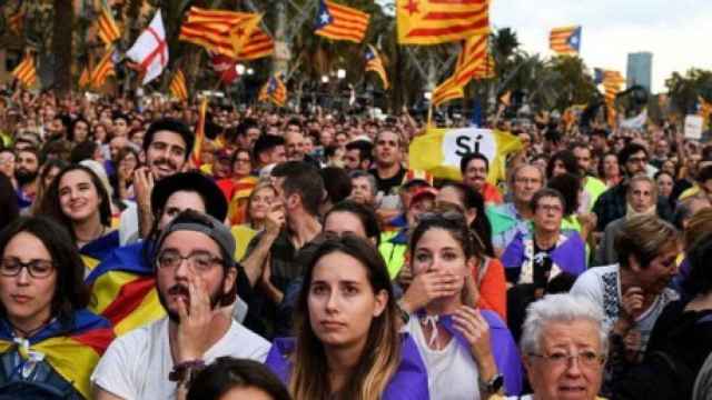 Grupo de catalanes durante el discurso de Carles Puigdemont en el Parlamento catalán.