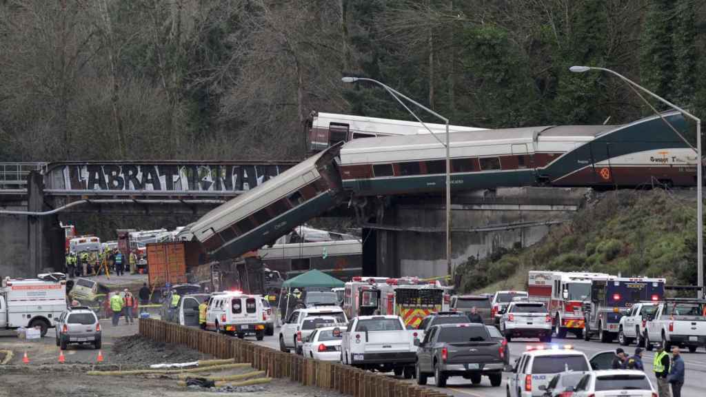 Imagen del tren del servicio ferroviario Amtrak que descarriló en DuPont (estado de Washington).