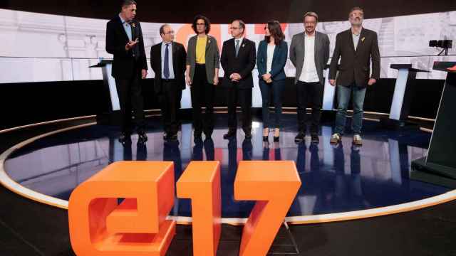 De izda. a dcha.: Albiol (PP); Iceta (PSC); Rovira (ERC); Turull (JxCat); Arrimadas (Cs); Domènech (ECPodem); y Riera (CUP), antes del debate en TV3.