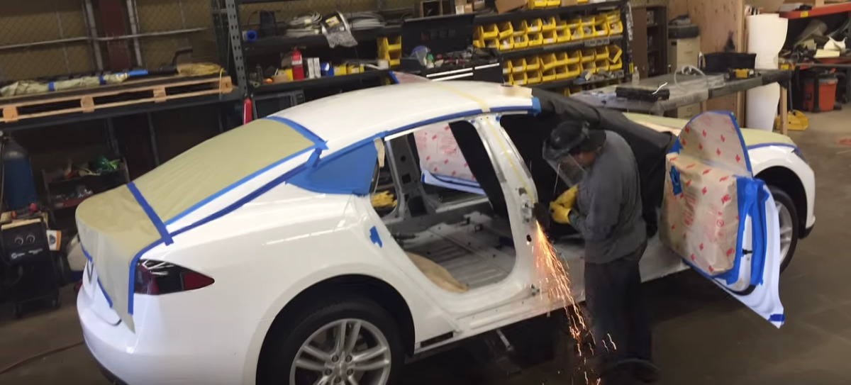 tesla model s siendo cortado por la mitad limusina