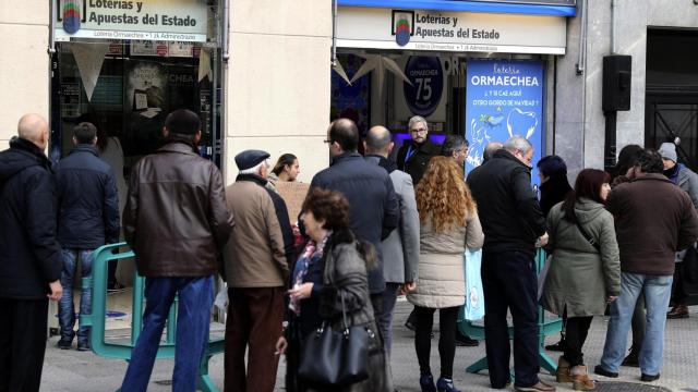 Colas en la administración de Lotería Ormaechea en Bilbao.