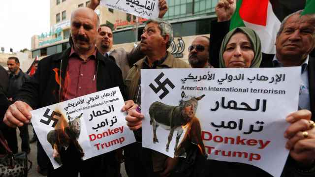 Palestinos queman una caricatura de Trump.