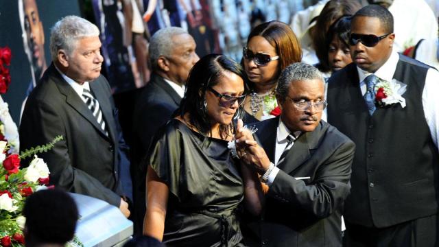 La mujer de Lorenzen Wright en el funeral de su marido.