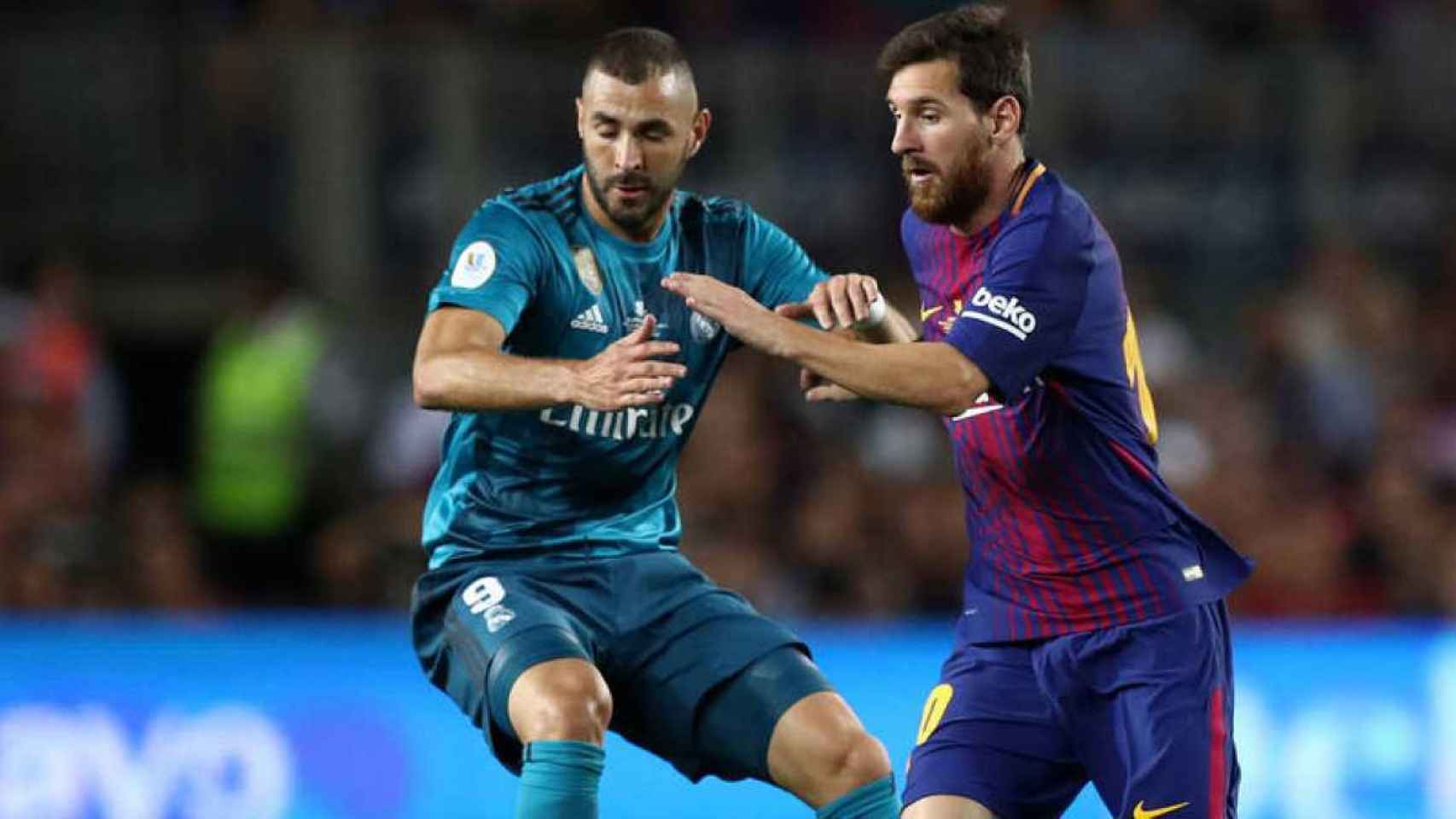 Benzema y Messi durante la Supercopa de España.