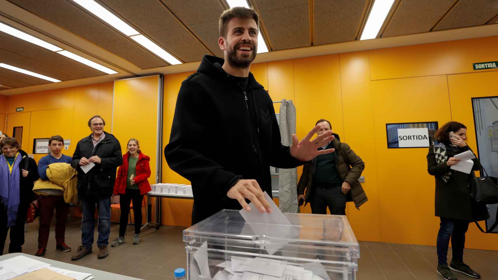 Gerard Piqué ejerce su derecho a voto.