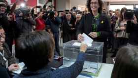 La candidata por ERC, Marta Rovira, ejerciendo su voto .