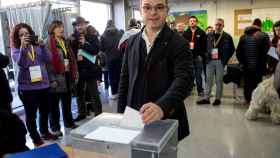 El exconseller Jordi Turull y numero cuatro por la lista de JxCat, votando en las elecciones  del 21D. /Efe