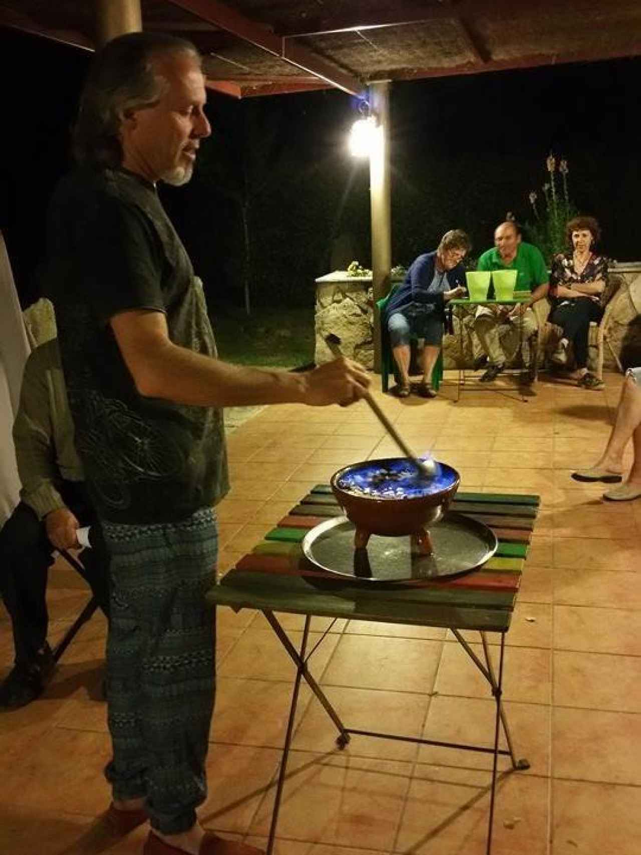 Antonio Acha, en una noche de San Juan, preparando una queimada como si fuera un druida de Ourense.