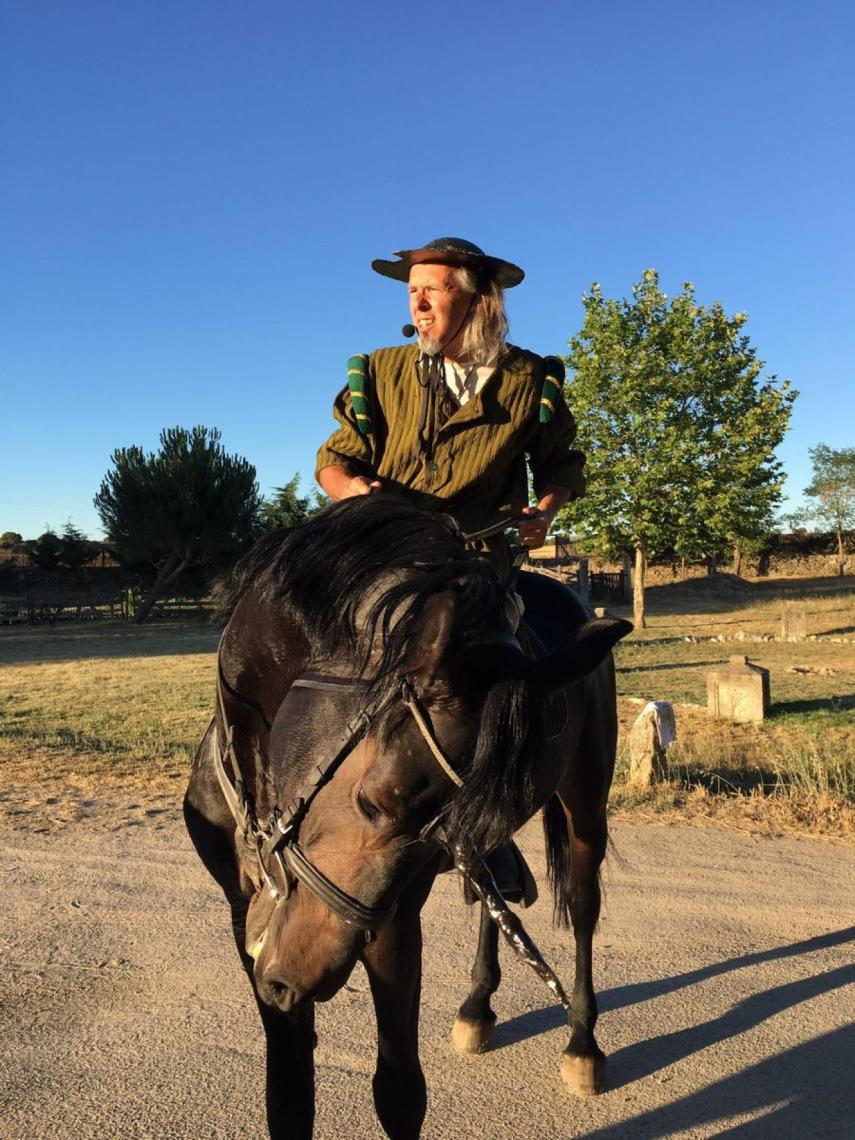 Aquí, en una de sus excéntricas performance, disfrazado de Don Quijote sobre un caballo con cuerno de unicornio.