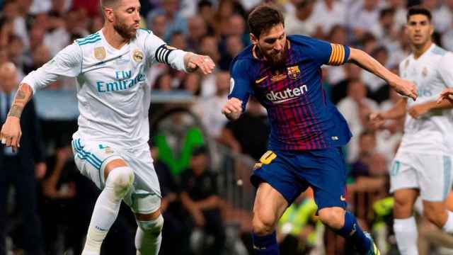Sergio Ramos ante Messi en el Real Madrid - Barcelona de Supercopa de España.