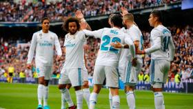 Los jugadores celebrando el gol de Benzema al Málaga Foto: Manu Laya / El Bernabéu