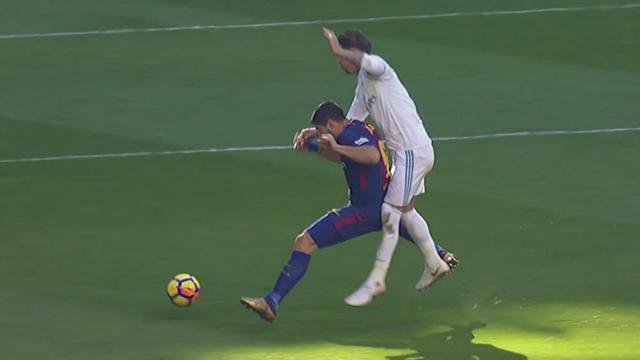 Sergio Ramos golpea a Luis Suárez