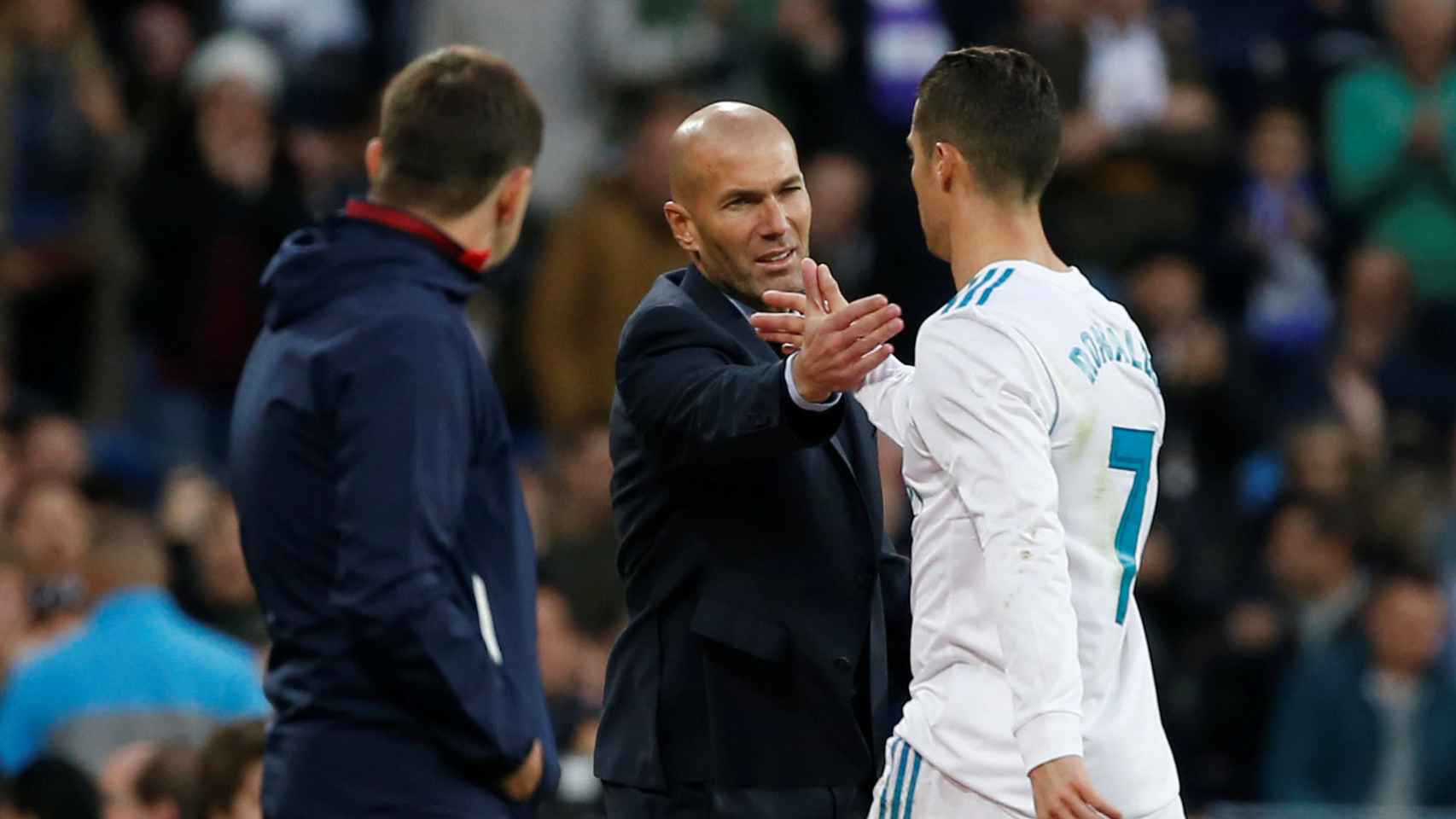Zidane le da la mano a Cristiano Ronaldo.