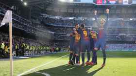 Los jugadores del Barcelona celebran un gol en el Bernabéu.