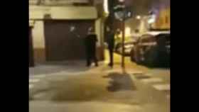 Un policía pega una bofetada a una mujer en Valencia.