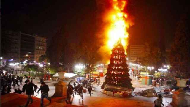 El árbol de Navidad ardiendo con la que ha felicitado IU las Navidades.