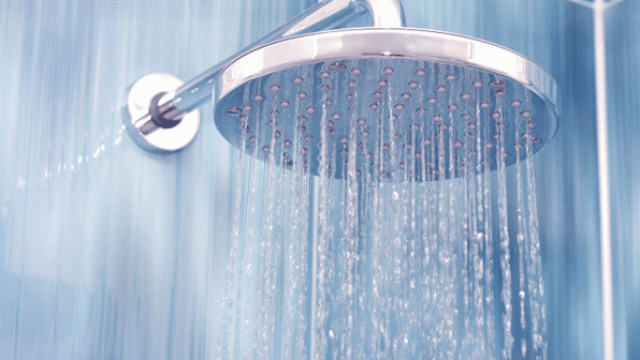 Ducharse es una alternativa más eficiente que el baño para ahorrar agua.