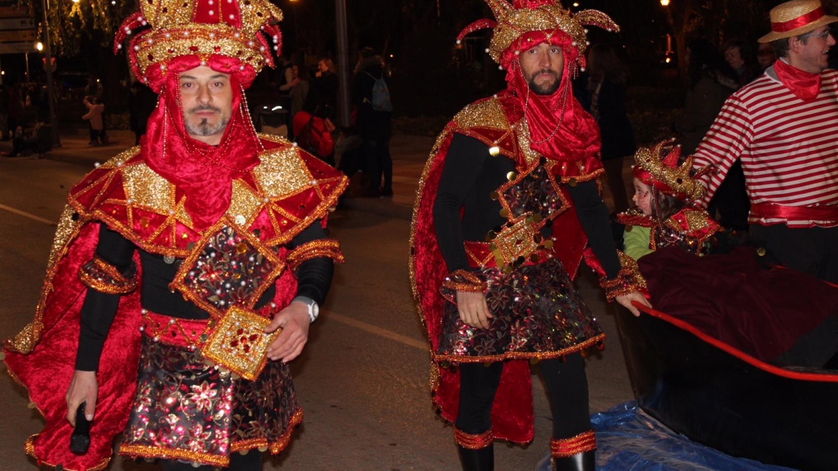 Más de 3.000 personas disfrutan del Gran Desfile de Comparsas del Carnavalcázar 1