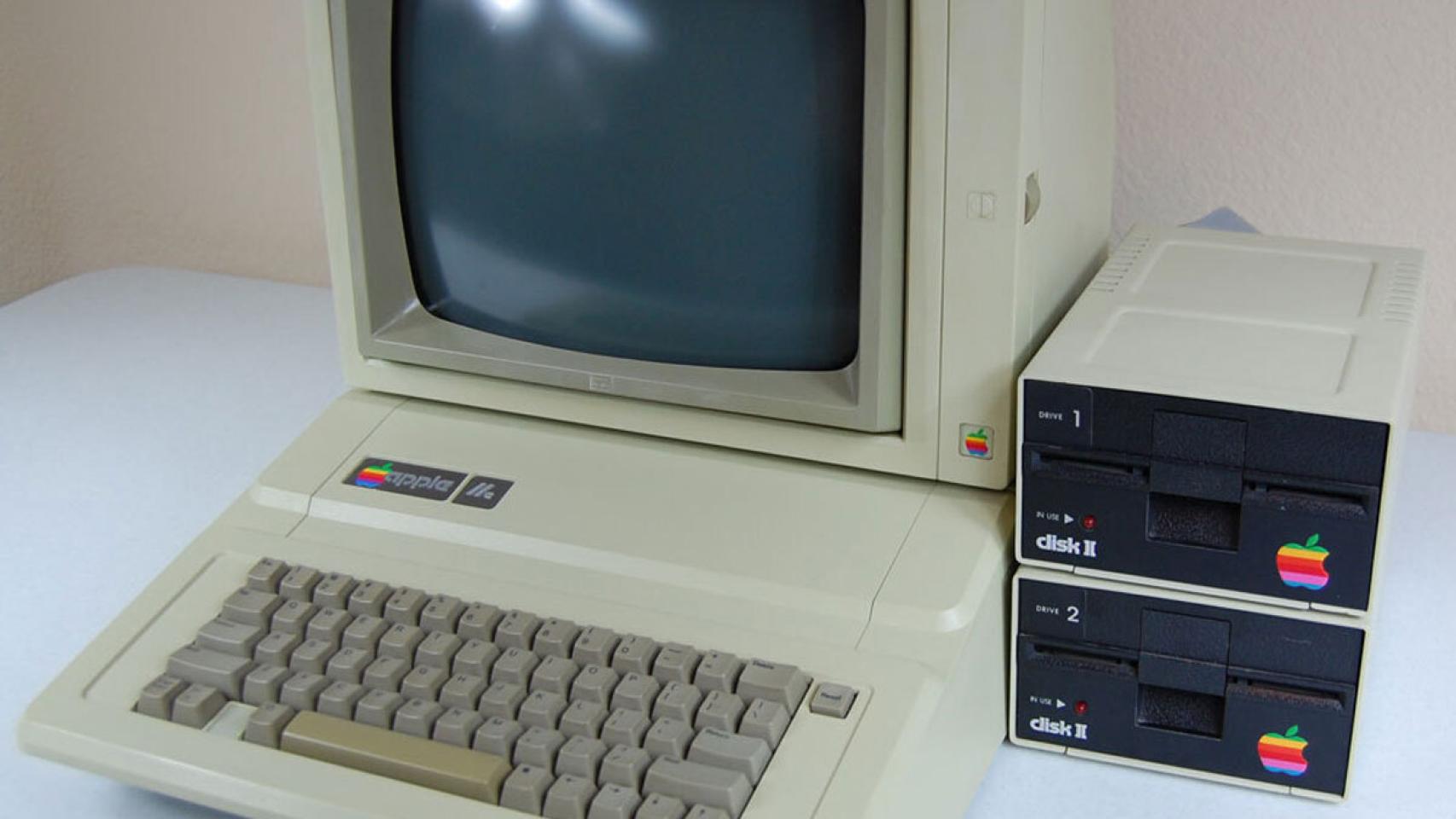 Апл 2. Apple II 1977. Эппл 2 компьютер 1977. Персональный компьютер эпл 1977. Первый персональный компьютер Apple 2.