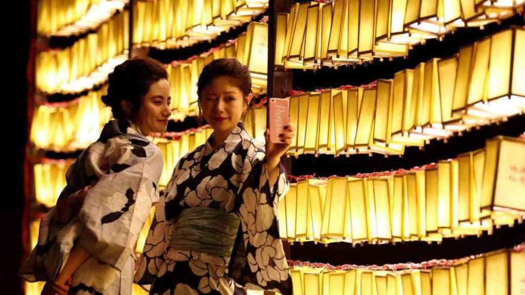 Dos japonesas posan para un ‘selfie’ durante el festival Mitama, en Tokio.