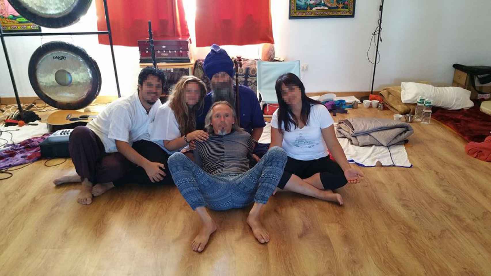 Antonio Acha, en el centro de la imagen con las piernas abiertas.