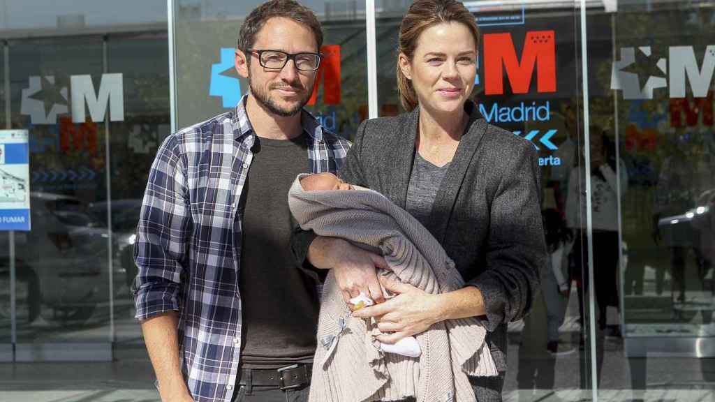 Manuel Martos y Amelia Bono, presentando a su cuarto hijo, Jaime, en octubre del año pasado.