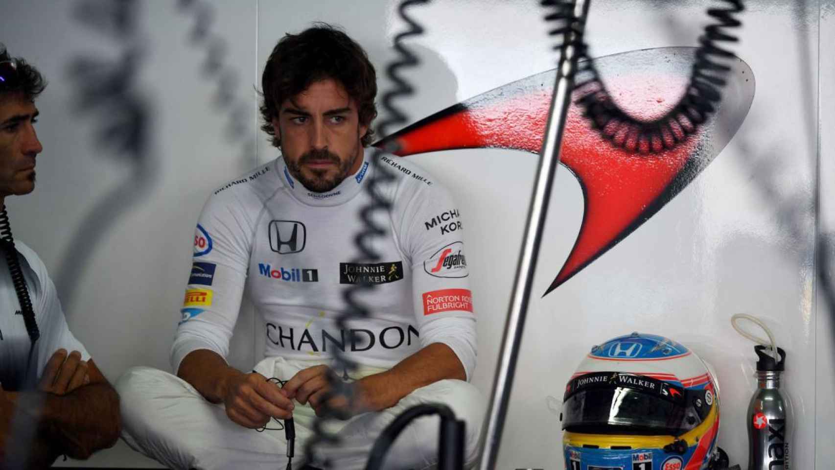 Fernando Alonso, en el box de McLaren, durante un GP de Fórmula 1 de la temporada pasada.
