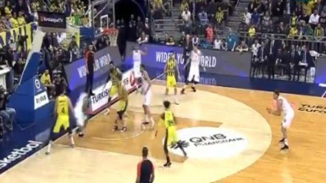 Jugada de Taylor ante Fenerbahçe