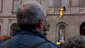 El Ayuntamiento de Barcelona cuelga un lazo amarillo por la libertad de los presos