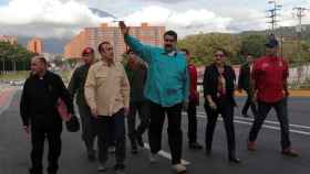 Nicolás Maduro en una visita a un barrio residencial.