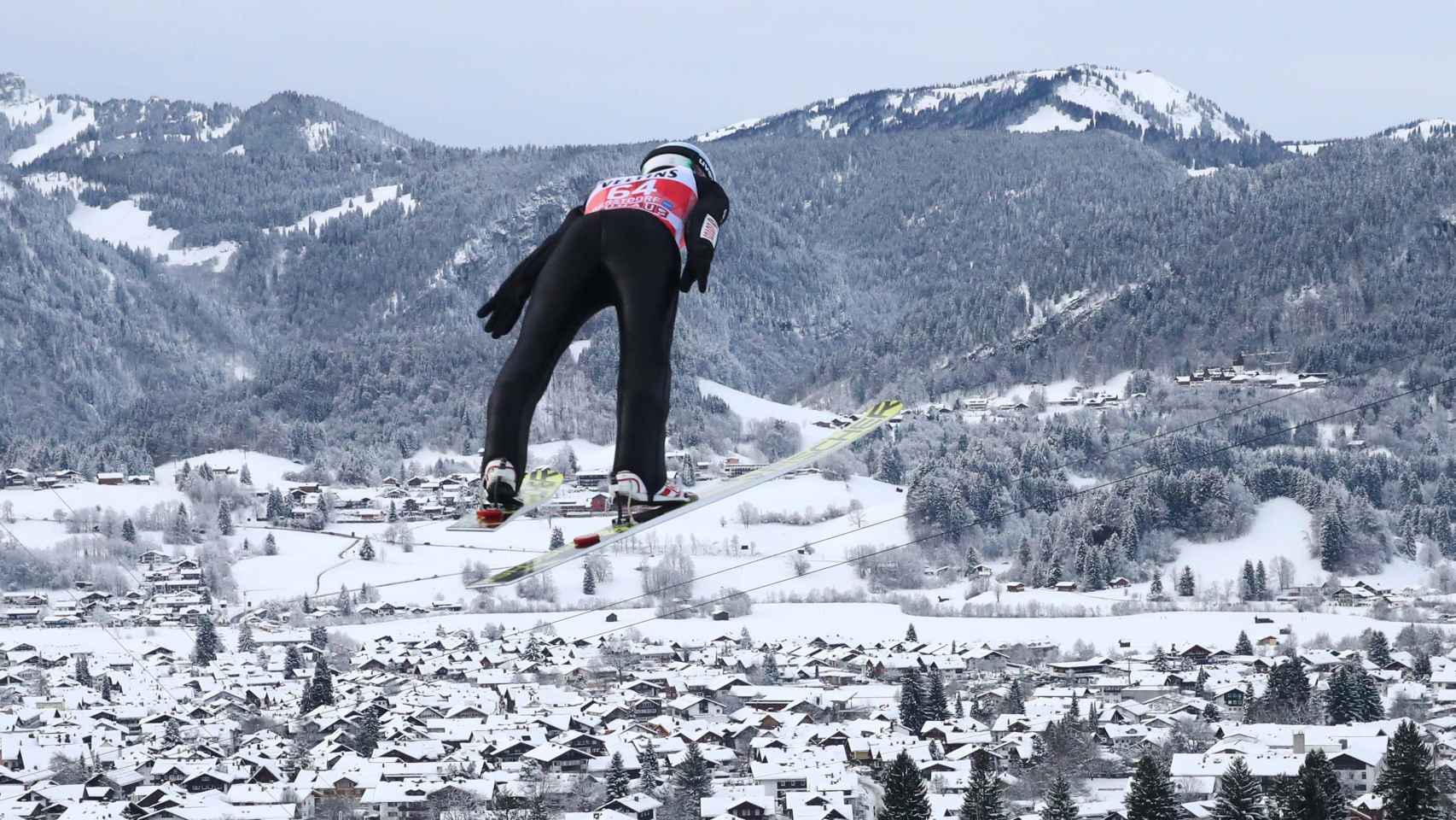 El saltador polaco Kamil Stoch, vigente campeón del Cuatro Trampolines y doble oro olímpico en Sochi, se impuso este sábado en la primera prueba del prestigioso torneo. / Reuters