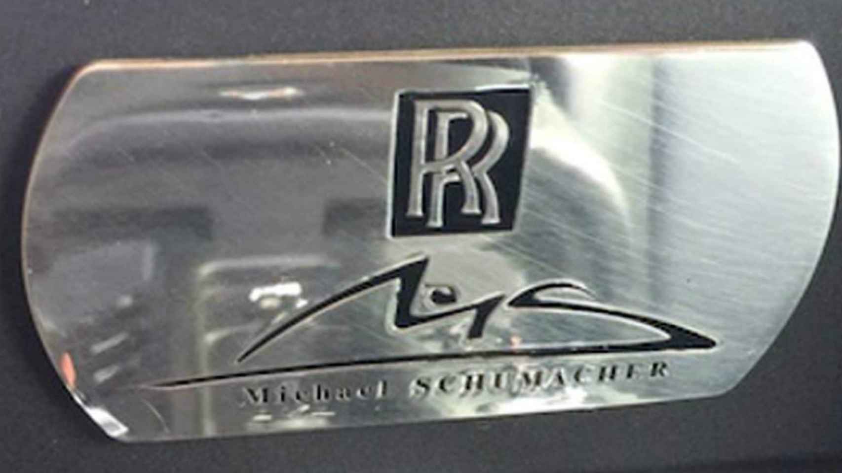 Placa con la firma de Schumacher que lucía su Rolls Royce Phantom.