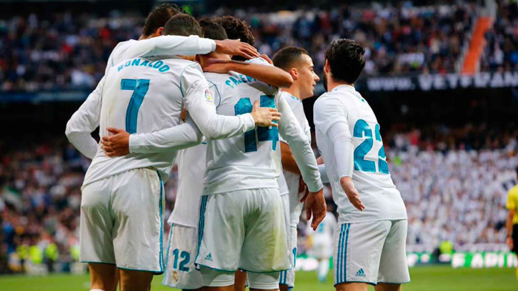 Los jugadores del Real Madrid celebrando el segundo gol al Málaga Foto: Manu Laya / El Bernabéu
