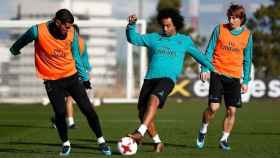 Marcelo controla el balón ante Theo y Modric
