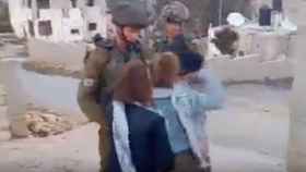 Un tribunal militar acusa de 12 cargos a la adolescente que golpeó a soldados israelíes