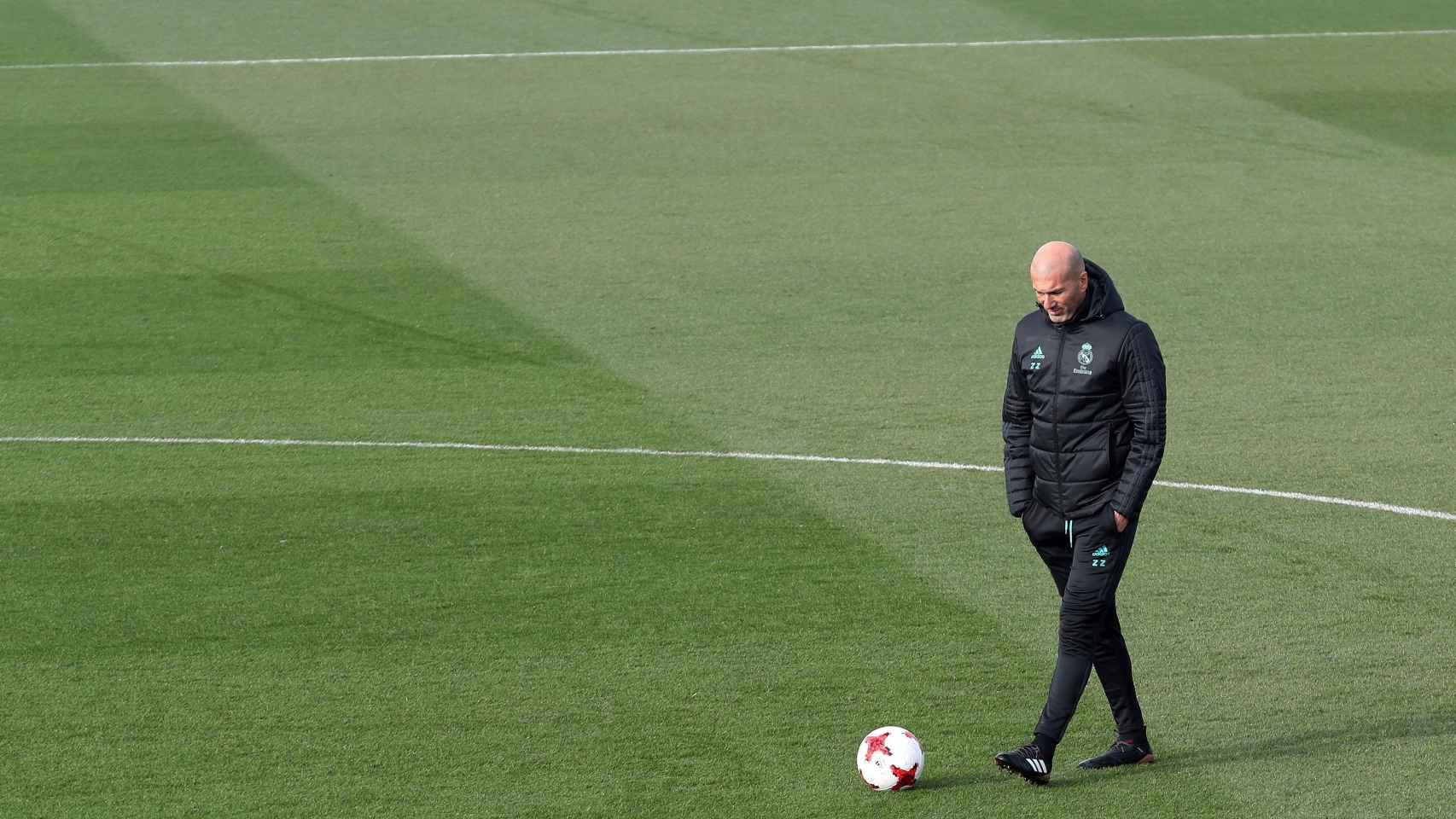 Zidane, pensativo, en el último entrenamiento del Real Madrid.