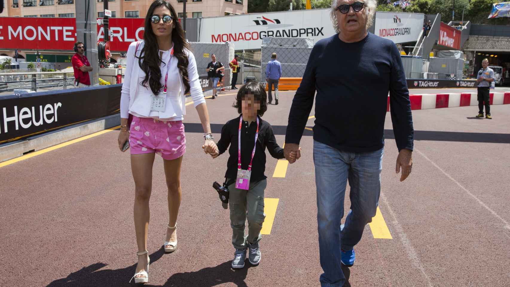 Elisabetta y Flavio con su hijo, en el paddock de un gran premio de Fórmula Uno.