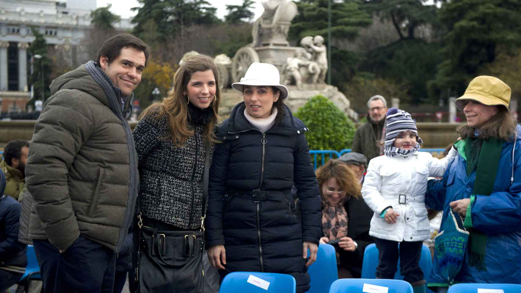 Luis Alfonso de Borbón, su mujer Margarita Vargas y la socialté Paloma Segrelles en la cabalgata en 2013.