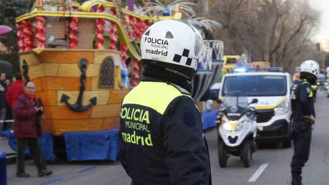 Un policía durante una cabalga en un barrio de Madrid.