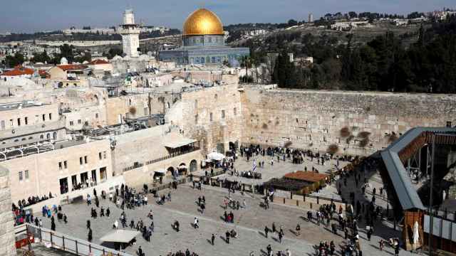 Los visitantes se congregan en la plaza del muro de las lamentaciones y observan la Cúpula de la Roca en la Ciudad Vieja de Jerusalén.